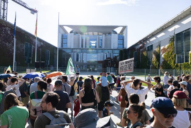 Fridays for Future Berlin - Hitzedemo. Deutschland, Berlin am 6. August 2026: Vor dem Kanzleramt protestieren Klimaaktivistinnen und Klimaaktivisten unter dem Motto Klimakrise eskaliert, Kanzler schweigt?!. Sie verlangen verstärkte Klimaschutzmaßnahmen, einen schnellen politischen Hitzeschutz sowie einen konsequenten Ausstieg aus fossilen Energien. *** Fridays for Future Berlin Heat Protest Germany, Berlin, August 6, 2026: Climate activists are protesting in front of the Chancellery under the slogan Climate Crisis Escalates, Chancellor Remains Silent. They are demanding stronger climate protection measures, rapid political action to combat heat waves, and a consistent phase-out of fossil fuels.