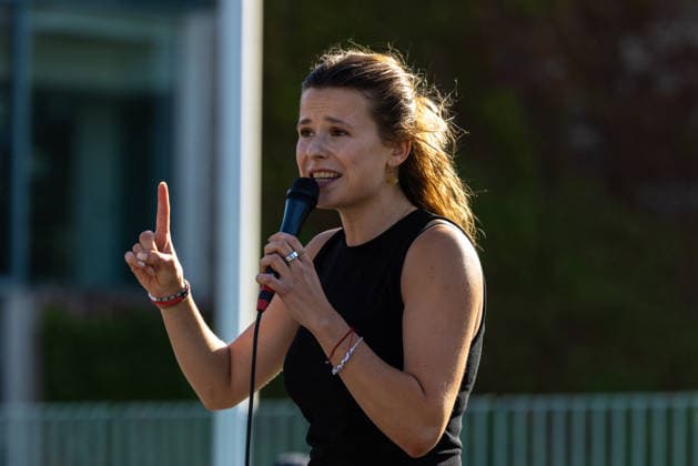 Fridays for Future Berlin - Hitzedemo. Deutschland, Berlin am 6. August 2026: Luisa Neubauer spricht auf der Bühne vor dem Kanzleramt zu den Demonstrationsteilnehmenden. Vor dem Kanzleramt protestieren Klimaaktivistinnen und Klimaaktivisten unter dem Motto Klimakrise eskaliert, Kanzler schweigt?!. Sie verlangen verstärkte Klimaschutzmaßnahmen, einen schnellen politischen Hitzeschutz sowie einen konsequenten Ausstieg aus fossilen Energien. *** Fridays for Future Berlin Heat Protest, Germany, Berlin, August 6, 2026. Luisa Neubauer addresses the protesters from the stage in front of the Chancellery. In front of the Chancellery, climate activists are protesting under the slogan The Climate Crisis Is Escalating, Chancellor Remains