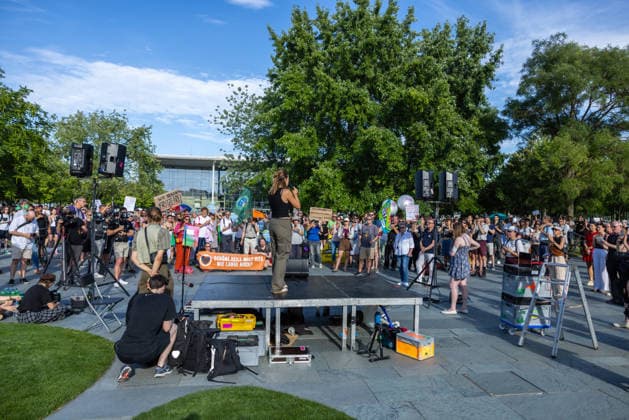Fridays for Future Berlin - Hitzedemo. Deutschland, Berlin am 6. August 2026: Luisa Neubauer spricht auf der Bühne vor dem Kanzleramt zu den Demonstrationsteilnehmenden. Vor dem Kanzleramt protestieren Klimaaktivistinnen und Klimaaktivisten unter dem Motto Klimakrise eskaliert, Kanzler schweigt?!. Sie verlangen verstärkte Klimaschutzmaßnahmen, einen schnellen politischen Hitzeschutz sowie einen konsequenten Ausstieg aus fossilen Energien. *** Fridays for Future Berlin Heat Protest, Germany, Berlin, August 6, 2026. Luisa Neubauer addresses the protesters from the stage in front of the Chancellery. In front of the Chancellery, climate activists are protesting under the slogan The Climate Crisis Is Escalating, Chancellor Remains