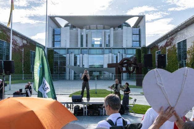 Fridays for Future Berlin - Hitzedemo. Deutschland, Berlin am 6. August 2026: Luisa Neubauer spricht auf der Bühne vor dem Kanzleramt zu den Demonstrationsteilnehmenden. Vor dem Kanzleramt protestieren Klimaaktivistinnen und Klimaaktivisten unter dem Motto Klimakrise eskaliert, Kanzler schweigt?!. Sie verlangen verstärkte Klimaschutzmaßnahmen, einen schnellen politischen Hitzeschutz sowie einen konsequenten Ausstieg aus fossilen Energien. *** Fridays for Future Berlin Heat Protest, Germany, Berlin, August 6, 2026. Luisa Neubauer addresses the protesters from the stage in front of the Chancellery. In front of the Chancellery, climate activists are protesting under the slogan The Climate Crisis Is Escalating, Chancellor Remains