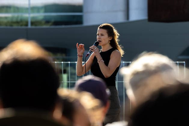 Fridays for Future Berlin - Hitzedemo. Deutschland, Berlin am 6. August 2026: Luisa Neubauer spricht auf der Bühne vor dem Kanzleramt zu den Demonstrationsteilnehmenden. Vor dem Kanzleramt protestieren Klimaaktivistinnen und Klimaaktivisten unter dem Motto Klimakrise eskaliert, Kanzler schweigt?!. Sie verlangen verstärkte Klimaschutzmaßnahmen, einen schnellen politischen Hitzeschutz sowie einen konsequenten Ausstieg aus fossilen Energien. *** Fridays for Future Berlin Heat Protest, Germany, Berlin, August 6, 2026. Luisa Neubauer addresses the protesters from the stage in front of the Chancellery. In front of the Chancellery, climate activists are protesting under the slogan The Climate Crisis Is Escalating, Chancellor Remains