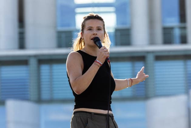 Fridays for Future Berlin - Hitzedemo. Deutschland, Berlin am 6. August 2026: Luisa Neubauer spricht auf der Bühne vor dem Kanzleramt zu den Demonstrationsteilnehmenden. Vor dem Kanzleramt protestieren Klimaaktivistinnen und Klimaaktivisten unter dem Motto Klimakrise eskaliert, Kanzler schweigt?!. Sie verlangen verstärkte Klimaschutzmaßnahmen, einen schnellen politischen Hitzeschutz sowie einen konsequenten Ausstieg aus fossilen Energien. *** Fridays for Future Berlin Heat Protest, Germany, Berlin, August 6, 2026. Luisa Neubauer addresses the protesters from the stage in front of the Chancellery. In front of the Chancellery, climate activists are protesting under the slogan The Climate Crisis Is Escalating, Chancellor Remains