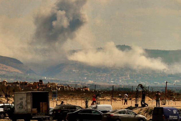 News Bilder des Tages August 6, 2026, Tyre, Tyre, Lebanon: Smoke of an Israeli attack billows from the southern Lebanese village of Mansouri. The Israeli military issued an evacuation instruction to residents of a village Mansouri, the first warning since a new ceasefire in the conflict with the Iranian-backed Hezbollah militant group was announced in June. Tyre Lebanon - ZUMAn313 20260806_zip_n313_003 Copyright: xMarwanxNaamanix