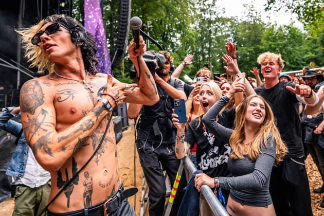 Palaye Royale live at SmukFest 2026 Skanderborg, Denmark. 06th, August 2026. The American rock band Palaye Royale performs a live concert during the Danish music festival SmukFest 2026 in Skanderborg. Here vocalist Remington Leith is among the festival goers. Denmark, Skanderborg  Copyright: xGonzalesxPhoto RolfxMeldgaardx