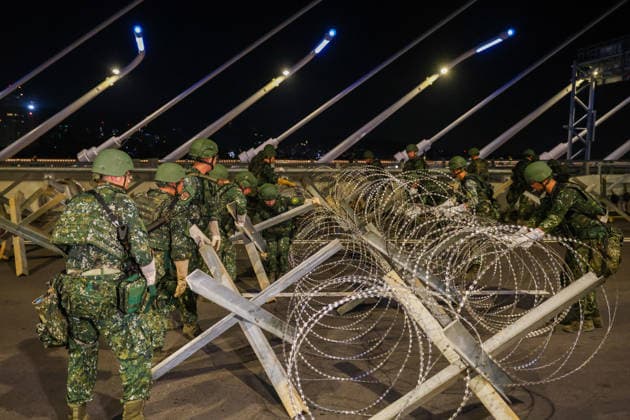 Han Kuang Military Exercise in Taiwan NEW TAIPEI, TAIWAN - AUGUST 6: Taiwanese soldiers set up anti-tank obstacles on the Danjiang (Tamkang) Bridge to simulate stopping Chinese forces from approaching, during an obstacle emplacement operation as part of the Han-Kuang military exercise, in New Taipei City, Taiwan on August 6, 2026. The 10-days long Han-Kuang exercise with unscripted training sessions test the island s defense capabilities in the event of a possible invasion by China, as Beijing has significantly increased its military activities around the Taiwan Strait and the South China Sea. Daniel Ceng Anadolu New Taipei Taiwan. Editorial use only. Please get in touch for any other usage.  Copyright: x2026xAnadoluxDanielxCengx
