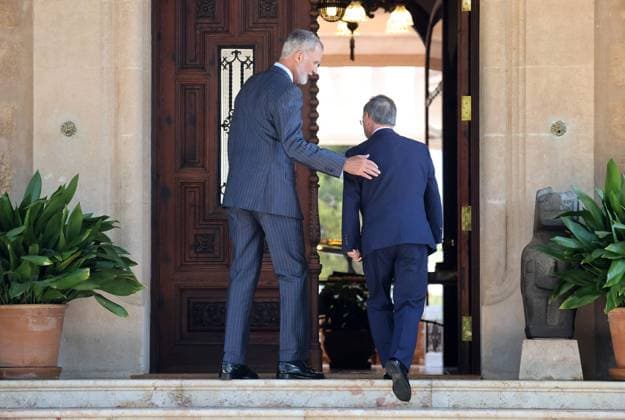 The King grants an audience to Juan Jesús Vivas Lara, President of the Autonomous City of Ceuta King VI with Juan Jesús Vivas Lara, President of the Autonomous City of Ceuta, at Marivent Palace, on 6 August 2026, in Palma de Mallorca (Balearic Islands, Spain). King Felipe VI receives the President of Ceuta, Juan Jesús Vivas, at the Marivent Palace in Palma to discuss the crisis triggered by the arrival of more than 70,000 migrants from Morocco in the autonomous city. ********** 6 AUGUST 2026 Raúl Terrel Europa Press 08 06 2026. 06 Aug 2026 Pictured: King VI with Juan Jesús Vivas Lara, President of the Autonomous City of Ceuta, at Marivent Palace, on 6 August 2026, in Palma de Mallorca (Balearic Islands, Spain). King Felipe VI receiv  Copyright: xThexMegaxAgencyxEuropaxPressx xMEGAx
