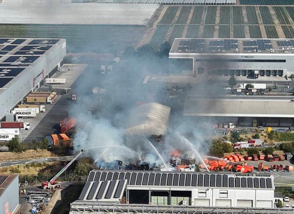 Von Weitem sichtbar die Rauchentwicklung der Brandstelle bei Abfallentsorger Meinhardt - Gernsheim 06.08.2026: Brand bei Meinhardt *** Smoke rising from the fire at the Meinhardt waste disposal facility is visible from a distance. Gernsheim, August 6, 2026: Fire at Meinhardt