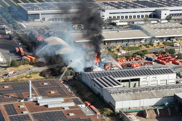 Von Weitem sichtbar die Rauchentwicklung der Brandstelle bei Abfallentsorger Meinhardt - Gernsheim 06.08.2026: Brand bei Meinhardt *** Smoke rising from the fire at the Meinhardt waste disposal facility is visible from a distance. Gernsheim, August 6, 2026: Fire at Meinhardt