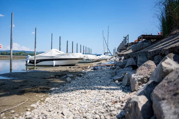 Moos, Bodensee, Niedrigwasser, Wasserstand, Trockenheit, Klimawandel, Boote, Segelboote, Motorboote, auf Grund gelaufen, Ufer, Schifffahrt, Wassermangel, Dürre, Hitze, Sommer, Baden-Württemberg, Natur, Gewässer, Bodenseeregion, Umwelt, Tourismus, Symbolfoto, Sommer 2026 Moos Bodensee Baden-Württemberg Deutschland *** Moos, Lake Constance, low water, water level, drought, climate change, boats, sailboats, motorboats, run aground, shore, shipping, water shortage, drought, heat, summer, Baden-Württemberg, nature, bodies of water, Lake Constance region, environment, tourism, stock photo, summer 2026, Moos, Lake Constance, Baden-Württemberg, Germany Copyright: xFINLEYxMÖRCHx