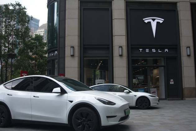 Tesla Store In Shanghai General view of a Tesla retailer store on Nanjing West Road in Shanghai, China. shanghai China  Copyright: xYingxTangx originalFilename: tang-teslaret260806_npswe.jpg