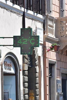 IPA87280417 - Rome, Spanish Steps: Tourists seek relief from the intense heat that has been affecting the capital in recent days. Pictured: Tourists in Rome  Copyright: xVincenzoxLandix xVincenzoxLandix 87280417