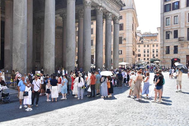 IPA87280464 - Rome, Spanish Steps: Tourists seek relief from the recent heat wave in the capital. Pictured: Tourists in Rome  Copyright: xVincenzoxLandix xVincenzoxLandix 87280464