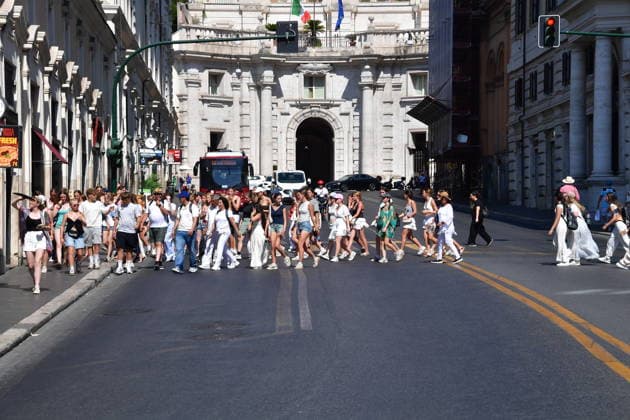 IPA87280473 - Rome, Spanish Steps: Tourists seek relief from the recent heat wave in the capital. Pictured: Tourists in Rome  Copyright: xVincenzoxLandix xVincenzoxLandix 87280473
