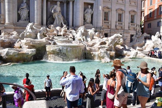IPA87280535 - Rome, Spanish Steps: Tourists seek relief from the recent heat wave in the capital. Pictured: Tourists in Rome  Copyright: xVincenzoxLandix xVincenzoxLandix 87280535