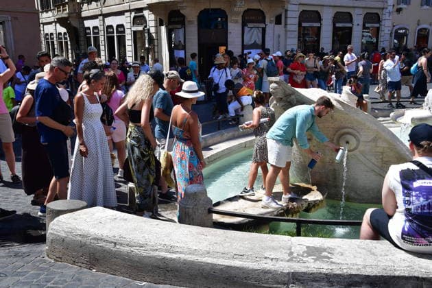 News Bilder des Tages IPA87280419 - Rome, Spanish Steps: Tourists seek relief from the recent heat wave in the capital. Pictured: Tourists in Rome  Copyright: xVincenzoxLandix xVincenzoxLandix 87280419