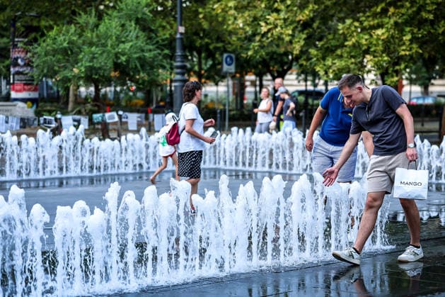 (260806) -- BUDAPEST, Aug. 6, 2026 -- People cool off at a fountain in Budapest, Hungary, Aug. 6, 2026. Hungarian authorities on Tuesday extended the country s highest-level heat alert until midnight on Friday as forecasts indicate the ongoing heatwave will continue across the country. (Photo by h Xinhua) HUNGARY-BUDAPEST-HEAT WAVE DavidxBalog 