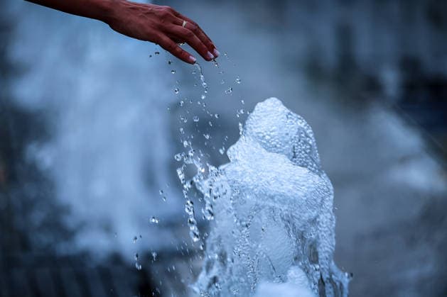 (260806) -- BUDAPEST, Aug. 6, 2026 -- People cool off at a fountain in Budapest, Hungary, Aug. 6, 2026. Hungarian authorities on Tuesday extended the country s highest-level heat alert until midnight on Friday as forecasts indicate the ongoing heatwave will continue across the country. (Photo by h Xinhua) HUNGARY-BUDAPEST-HEAT WAVE DavidxBalog 