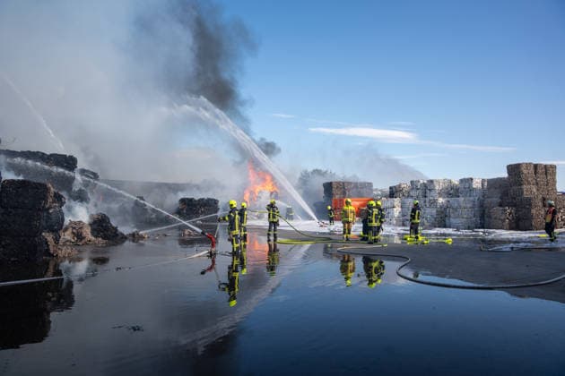 Großbrand in Entsorgungsbetrieb schwarze Rauchwolke kilometerweit sichtbar Am Donnerstagnachmittag, 06.08.2026, kam es gegen 16:20 Uhr zu einem Brand in einem Entsorgungsbetrieb im Gernsheimer Industriegebiet. Das Feuer breitete sich schnell aus. Eine große schwarze Rauchwolke stand über der Einsatzstelle und war kilometerweit sichtbar. Die Feuerwehren der Umgebung waren im Großeinsatz. Aufgrund der Löscharbeiten war die Bundesstraße 44 zwischen der Bundesstraße 426 und der Landstraße 3361 voll gesperrt. Gernsheim Hessen Deutschland *** Major Fire at Waste Management Facility; Black Cloud of Smoke Visible for Kilometers On Thursday afternoon, August 6, 2026, a fire broke out around 4:20 p.m. at a waste disposal facility in the