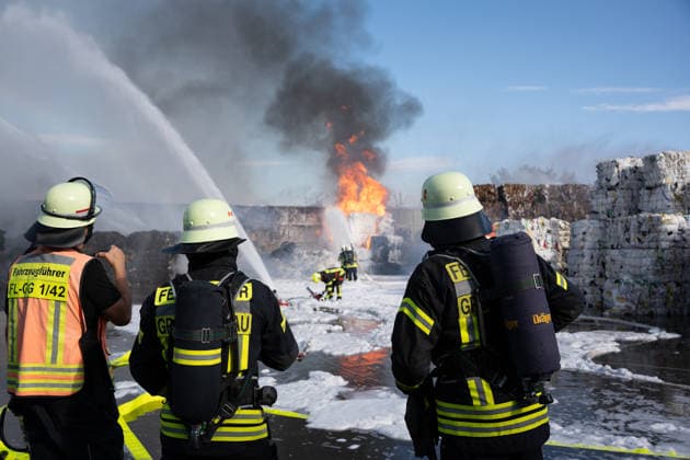 Großbrand in Entsorgungsbetrieb schwarze Rauchwolke kilometerweit sichtbar Am Donnerstagnachmittag, 06.08.2026, kam es gegen 16:20 Uhr zu einem Brand in einem Entsorgungsbetrieb im Gernsheimer Industriegebiet. Das Feuer breitete sich schnell aus. Eine große schwarze Rauchwolke stand über der Einsatzstelle und war kilometerweit sichtbar. Die Feuerwehren der Umgebung waren im Großeinsatz. Aufgrund der Löscharbeiten war die Bundesstraße 44 zwischen der Bundesstraße 426 und der Landstraße 3361 voll gesperrt. Gernsheim Hessen Deutschland *** Major Fire at Waste Management Facility; Black Cloud of Smoke Visible for Kilometers On Thursday afternoon, August 6, 2026, a fire broke out around 4:20 p.m. at a waste disposal facility in the
