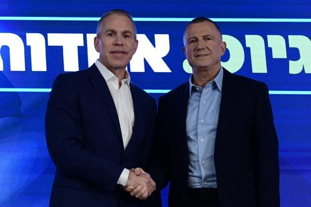 News Bilder des Tages Erdan and Edelstein Launch New Political Party in Tel Aviv TEL AVIV, Israel August 6, 2026: Members of the Knesset Gilad Erdan and Yuli Edelstein launch their new political party during a press conference in Tel Aviv. Tel-Aviv Israel Copyright: x xTomerxNeubergx xJNAxPressx