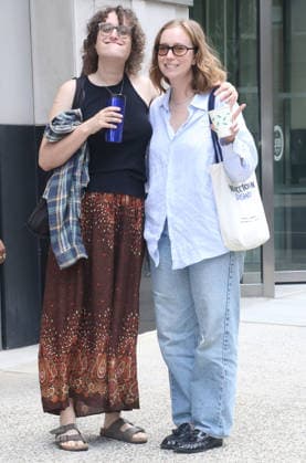 Entertainment Bilder des Tages NEW YORK, NY- AUGUST 6: Jane Schoenbrun and Hannah Einbinder seen at National Public Radio on August 6, 2026 in New York City. Copyright: xRWx