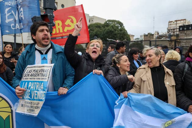 August 6, 2026, Buenos Aires, Buenos Aires, Argentina: Protesters are demonstrating outside the National Congress (Buenos Aires) against the Private Property Inviolability Bill currently being debated in the Senate. The bill includes faster evictions, stricter limits on expropriations, changes to rural land ownership rules, and modifications to environmental regulations. Demonstrators argue that it threatens land rights, environmental protections, and national sovereignty. Buenos Aires Argentina - ZUMAa188 20260806_zip_a188_025 Copyright: xPaulaxAcunzox