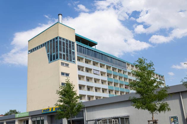 Bund und Land fördern 2026 11 sächsische Kommunen mit insgesamt 15 Millionen Euro aus dem Programm Â»Sozialer Zusammenhalt. Bautzen erhält Unterstützung für die Weiterentwicklung des Allende-Viertels. Staatsministerin Regina Kraushaar hat dafür heute (6. August 2026) vor Ort den Förderbescheid für die Aufnahme des Quartiers in das Bund-Länder-Programm Â»Sozialer Zusammenhalt an Bautzens Oberbürgermeister Karsten Vogt übergeben. Für die städtebauliche Gesamtmaßnahme stehen insgesamt 9,978 Millionen Euro bis 2040 zur Verfügung, davon werden im Programmjahr 2026 zunächst 3,12 Millionen Euro bewilligt. *** In 2026, the federal and state governments will provide a total of 15 million euros in funding to 11 Saxon municipa Copyright: xMatthiasxWehnertx