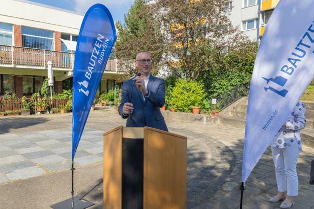 Bund und Land fördern 2026 11 sächsische Kommunen mit insgesamt 15 Millionen Euro aus dem Programm Â»Sozialer Zusammenhalt. Bautzen erhält Unterstützung für die Weiterentwicklung des Allende-Viertels. Staatsministerin Regina Kraushaar hat dafür heute (6. August 2026) vor Ort den Förderbescheid für die Aufnahme des Quartiers in das Bund-Länder-Programm Â»Sozialer Zusammenhalt an Bautzens Oberbürgermeister Karsten Vogt übergeben. Für die städtebauliche Gesamtmaßnahme stehen insgesamt 9,978 Millionen Euro bis 2040 zur Verfügung, davon werden im Programmjahr 2026 zunächst 3,12 Millionen Euro bewilligt. *** In 2026, the federal and state governments will provide a total of 15 million euros in funding to 11 Saxon municipa Copyright: xMatthiasxWehnertx