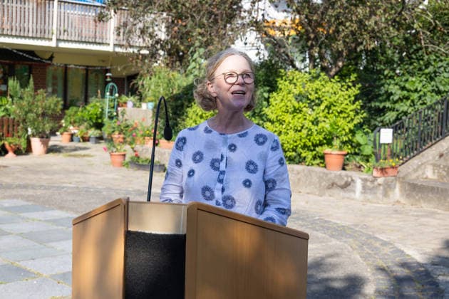 Bund und Land fördern 2026 11 sächsische Kommunen mit insgesamt 15 Millionen Euro aus dem Programm Â»Sozialer Zusammenhalt. Bautzen erhält Unterstützung für die Weiterentwicklung des Allende-Viertels. Staatsministerin Regina Kraushaar hat dafür heute (6. August 2026) vor Ort den Förderbescheid für die Aufnahme des Quartiers in das Bund-Länder-Programm Â»Sozialer Zusammenhalt an Bautzens Oberbürgermeister Karsten Vogt übergeben. Für die städtebauliche Gesamtmaßnahme stehen insgesamt 9,978 Millionen Euro bis 2040 zur Verfügung, davon werden im Programmjahr 2026 zunächst 3,12 Millionen Euro bewilligt. *** In 2026, the federal and state governments will provide a total of 15 million euros in funding to 11 Saxon municipa Copyright: xMatthiasxWehnertx