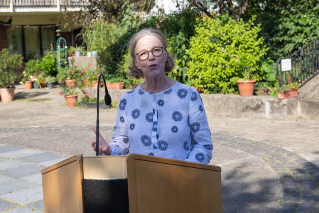 Bund und Land fördern 2026 11 sächsische Kommunen mit insgesamt 15 Millionen Euro aus dem Programm Â»Sozialer Zusammenhalt. Bautzen erhält Unterstützung für die Weiterentwicklung des Allende-Viertels. Staatsministerin Regina Kraushaar hat dafür heute (6. August 2026) vor Ort den Förderbescheid für die Aufnahme des Quartiers in das Bund-Länder-Programm Â»Sozialer Zusammenhalt an Bautzens Oberbürgermeister Karsten Vogt übergeben. Für die städtebauliche Gesamtmaßnahme stehen insgesamt 9,978 Millionen Euro bis 2040 zur Verfügung, davon werden im Programmjahr 2026 zunächst 3,12 Millionen Euro bewilligt. *** In 2026, the federal and state governments will provide a total of 15 million euros in funding to 11 Saxon municipa Copyright: xMatthiasxWehnertx