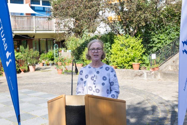 Bund und Land fördern 2026 11 sächsische Kommunen mit insgesamt 15 Millionen Euro aus dem Programm Â»Sozialer Zusammenhalt. Bautzen erhält Unterstützung für die Weiterentwicklung des Allende-Viertels. Staatsministerin Regina Kraushaar hat dafür heute (6. August 2026) vor Ort den Förderbescheid für die Aufnahme des Quartiers in das Bund-Länder-Programm Â»Sozialer Zusammenhalt an Bautzens Oberbürgermeister Karsten Vogt übergeben. Für die städtebauliche Gesamtmaßnahme stehen insgesamt 9,978 Millionen Euro bis 2040 zur Verfügung, davon werden im Programmjahr 2026 zunächst 3,12 Millionen Euro bewilligt. *** In 2026, the federal and state governments will provide a total of 15 million euros in funding to 11 municipalities Copyright: xMatthiasxWehnertx