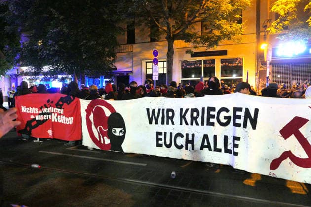 06.08.2026, Berlin - Deutschland. Demo Berlin gegen rechts und die Polizei auf der Schönhauser Allee. *** August 6, 2026, Berlin, Germany: Berlin rally against the far right and the police on Schönhauser Allee