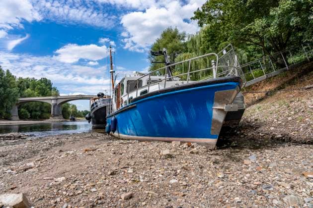 Niedrigwasser im Rhein, Motorboote im Sportboothafen in Bad Honnef, iegen auf Grund, liegen trocken, an der Insel Grafenwerth, an einem toten Nebenarm, große Sandbänke, kaum Schiffsverkehr, Frachter dürfen nur mit stark reduzierter Ladung und verringerter Geschwindigkeit fahren, NRW, Deutschland, Rhein Niedrigwasser *** Low water levels in the Rhine; motorboats in the recreational marina in Bad Honnef are aground and sitting on dry land; near Grafenwerth Island, in a dead arm of the river, there are large sandbars and hardly any boat traffic; freighters are only allowed to sail with a significantly reduced cargo and at reduced speed, North Rhine-Westphalia, Germany, Rhine low water