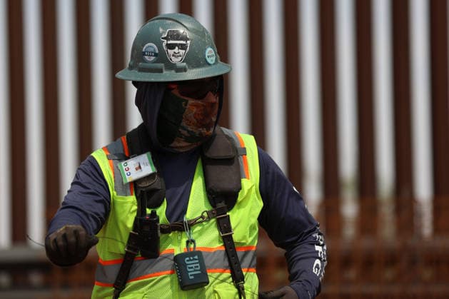 Double steel wall construction underway at U.S.-Mexico Border CIUDAD JUAREZ , MEXICO - AUGUST 6: Construction workers install a new black double-steel barrier replacing sections of the old metal fence along the U.S.-Mexico border between Santa Teresa, New Mexico, and Ciudad Juárez, Chihuahua, Mexico, on August 6, 2026. The new infrastructure is part of ongoing efforts to reinforce the border barrier system. Christian Torres Anadolu Ciudad juarez Mexico. Editorial use only. Please get in touch for any other usage.  Copyright: x2026xAnadoluxChristianxTorresx