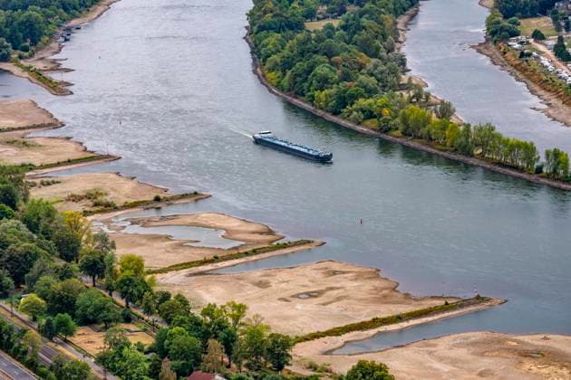 Niedrigwasser im Rhein, blick auf das Rheinufer bei Bad Honnef Rhöndorf vom Drachenfels aus, Insel Nonnenwerth, große Sandbänke, kaum Schiffsverkehr, Frachter dürfen nur mit stark reduzierter Ladung und verringerter Geschwindigkeit fahren, NRW, Deutschland, Rhein Niedrigwasser *** Low water levels on the Rhine; view of the Rhine riverbank near Bad Honnef-Rhöndorf from the Drachenfels; Nonnenwerth Island; large sandbars; hardly any boat traffic; freighters are only allowed to sail with greatly reduced cargo and at reduced speed; North Rhine-Westphalia, Germany; Rhine low water levels