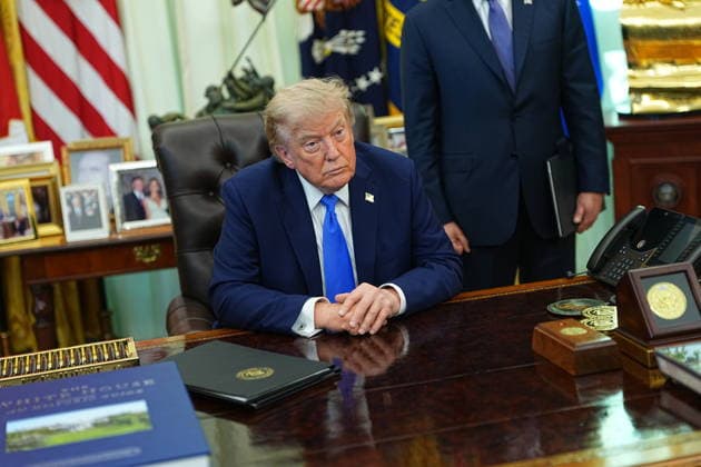 August 6, 2026, Washington, District Of Columbia, USA: United States President Donald J Trump participates in the signing of Executive Orders concerning silicon chips and birthright citizenship in the Oval Office of the White House in Washington, DC, USA, on Thursday, August 6, 2026 Washington USA - ZUMAs152 20260806_faa_s152_007 Copyright: xAaronxSchwartzx-xPoolxviaxCNPx