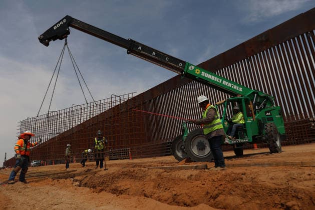 Double steel wall construction underway at U.S.-Mexico Border CIUDAD JUAREZ , MEXICO - AUGUST 6: Construction workers install a new black double-steel barrier replacing sections of the old metal fence along the U.S.-Mexico border between Santa Teresa, New Mexico, and Ciudad Juárez, Chihuahua, Mexico, on August 6, 2026. The new infrastructure is part of ongoing efforts to reinforce the border barrier system. Christian Torres Anadolu Ciudad juarez Mexico. Editorial use only. Please get in touch for any other usage.  Copyright: x2026xAnadoluxChristianxTorresx