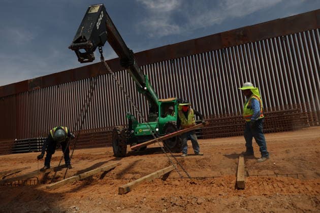 Double steel wall construction underway at U.S.-Mexico Border CIUDAD JUAREZ , MEXICO - AUGUST 6: Construction workers install a new black double-steel barrier replacing sections of the old metal fence along the U.S.-Mexico border between Santa Teresa, New Mexico, and Ciudad Juárez, Chihuahua, Mexico, on August 6, 2026. The new infrastructure is part of ongoing efforts to reinforce the border barrier system. Christian Torres Anadolu Ciudad juarez Mexico. Editorial use only. Please get in touch for any other usage.  Copyright: x2026xAnadoluxChristianxTorresx