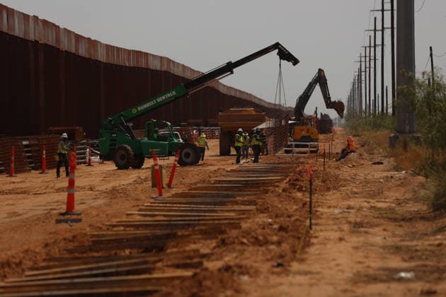 Double steel wall construction underway at U.S.-Mexico Border CIUDAD JUAREZ , MEXICO - AUGUST 6: Construction workers install a new black double-steel barrier replacing sections of the old metal fence along the U.S.-Mexico border between Santa Teresa, New Mexico, and Ciudad Juárez, Chihuahua, Mexico, on August 6, 2026. The new infrastructure is part of ongoing efforts to reinforce the border barrier system. Christian Torres Anadolu Ciudad juarez Mexico. Editorial use only. Please get in touch for any other usage.  Copyright: x2026xAnadoluxChristianxTorresx