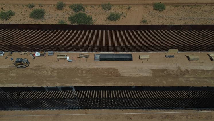 Double steel wall construction underway at U.S.-Mexico Border CIUDAD JUAREZ , MEXICO - AUGUST 6: Construction workers install a new black double-steel barrier replacing sections of the old metal fence along the U.S.-Mexico border between Santa Teresa, New Mexico, and Ciudad Juárez, Chihuahua, Mexico, on August 6, 2026. The new infrastructure is part of ongoing efforts to reinforce the border barrier system. Christian Torres Anadolu Ciudad juarez Mexico. Editorial use only. Please get in touch for any other usage.  Copyright: x2026xAnadoluxChristianxTorresx