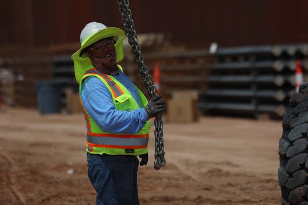 Double steel wall construction underway at U.S.-Mexico Border CIUDAD JUAREZ , MEXICO - AUGUST 6: Construction workers install a new black double-steel barrier replacing sections of the old metal fence along the U.S.-Mexico border between Santa Teresa, New Mexico, and Ciudad Juárez, Chihuahua, Mexico, on August 6, 2026. The new infrastructure is part of ongoing efforts to reinforce the border barrier system. Christian Torres Anadolu Ciudad juarez Mexico. Editorial use only. Please get in touch for any other usage.  Copyright: x2026xAnadoluxChristianxTorresx