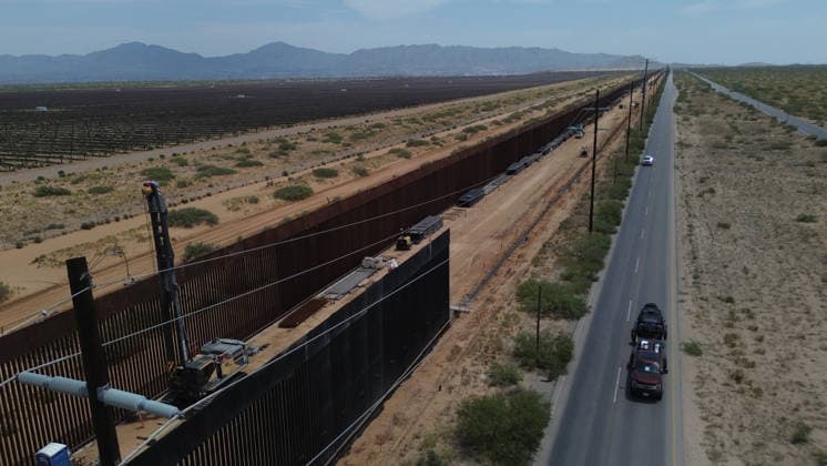 Double steel wall construction underway at U.S.-Mexico Border CIUDAD JUAREZ , MEXICO - AUGUST 6: Construction workers install a new black double-steel barrier replacing sections of the old metal fence along the U.S.-Mexico border between Santa Teresa, New Mexico, and Ciudad Juárez, Chihuahua, Mexico, on August 6, 2026. The new infrastructure is part of ongoing efforts to reinforce the border barrier system. Christian Torres Anadolu Ciudad juarez Mexico. Editorial use only. Please get in touch for any other usage.  Copyright: x2026xAnadoluxChristianxTorresx
