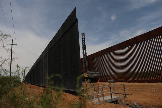 Double steel wall construction underway at U.S.-Mexico Border CIUDAD JUAREZ , MEXICO - AUGUST 6: Construction workers install a new black double-steel barrier replacing sections of the old metal fence along the U.S.-Mexico border between Santa Teresa, New Mexico, and Ciudad Juárez, Chihuahua, Mexico, on August 6, 2026. The new infrastructure is part of ongoing efforts to reinforce the border barrier system. Christian Torres Anadolu Ciudad juarez Mexico. Editorial use only. Please get in touch for any other usage.  Copyright: x2026xAnadoluxChristianxTorresx