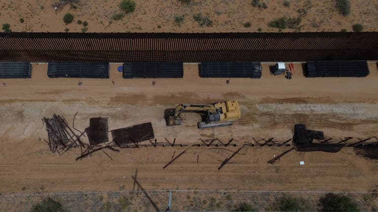 Double steel wall construction underway at U.S.-Mexico Border CIUDAD JUAREZ , MEXICO - AUGUST 6: Construction workers install a new black double-steel barrier replacing sections of the old metal fence along the U.S.-Mexico border between Santa Teresa, New Mexico, and Ciudad Juárez, Chihuahua, Mexico, on August 6, 2026. The new infrastructure is part of ongoing efforts to reinforce the border barrier system. Christian Torres Anadolu Ciudad juarez Mexico. Editorial use only. Please get in touch for any other usage.  Copyright: x2026xAnadoluxChristianxTorresx