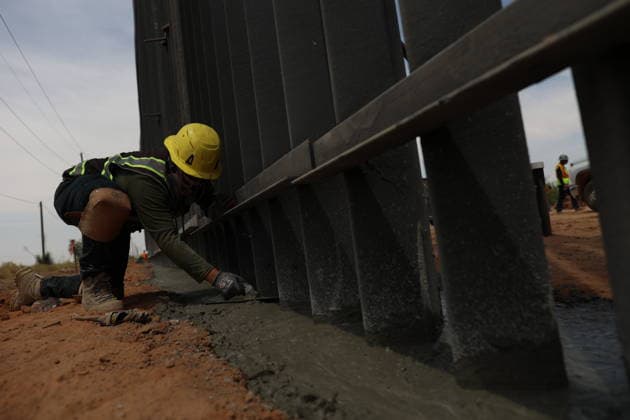 Double steel wall construction underway at U.S.-Mexico Border CIUDAD JUAREZ , MEXICO - AUGUST 6: Construction workers install a new black double-steel barrier replacing sections of the old metal fence along the U.S.-Mexico border between Santa Teresa, New Mexico, and Ciudad Juárez, Chihuahua, Mexico, on August 6, 2026. The new infrastructure is part of ongoing efforts to reinforce the border barrier system. Christian Torres Anadolu Ciudad juarez Mexico. Editorial use only. Please get in touch for any other usage.  Copyright: x2026xAnadoluxChristianxTorresx