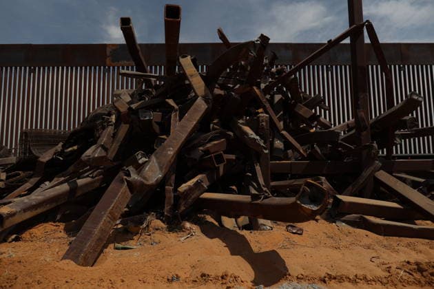 Double steel wall construction underway at U.S.-Mexico Border CIUDAD JUAREZ , MEXICO - AUGUST 6: Construction workers install a new black double-steel barrier replacing sections of the old metal fence along the U.S.-Mexico border between Santa Teresa, New Mexico, and Ciudad Juárez, Chihuahua, Mexico, on August 6, 2026. The new infrastructure is part of ongoing efforts to reinforce the border barrier system. Christian Torres Anadolu Ciudad juarez Mexico. Editorial use only. Please get in touch for any other usage.  Copyright: x2026xAnadoluxChristianxTorresx
