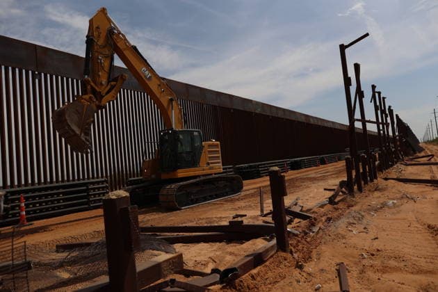 Double steel wall construction underway at U.S.-Mexico Border CIUDAD JUAREZ , MEXICO - AUGUST 6: Construction workers install a new black double-steel barrier replacing sections of the old metal fence along the U.S.-Mexico border between Santa Teresa, New Mexico, and Ciudad Juárez, Chihuahua, Mexico, on August 6, 2026. The new infrastructure is part of ongoing efforts to reinforce the border barrier system. Christian Torres Anadolu Ciudad juarez Mexico. Editorial use only. Please get in touch for any other usage.  Copyright: x2026xAnadoluxChristianxTorresx