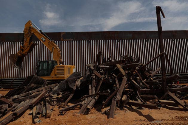 Double steel wall construction underway at U.S.-Mexico Border CIUDAD JUAREZ , MEXICO - AUGUST 6: Construction workers install a new black double-steel barrier replacing sections of the old metal fence along the U.S.-Mexico border between Santa Teresa, New Mexico, and Ciudad Juárez, Chihuahua, Mexico, on August 6, 2026. The new infrastructure is part of ongoing efforts to reinforce the border barrier system. Christian Torres Anadolu Ciudad juarez Mexico. Editorial use only. Please get in touch for any other usage.  Copyright: x2026xAnadoluxChristianxTorresx