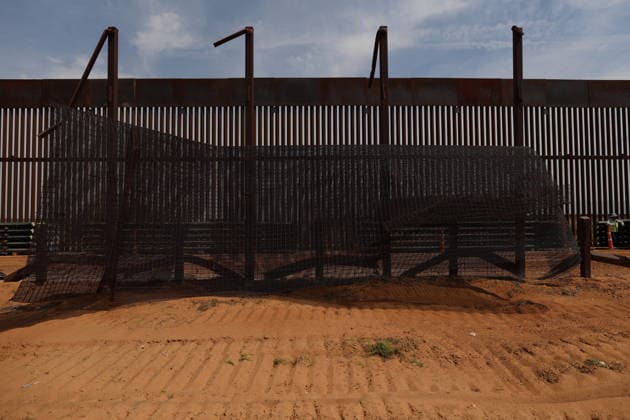 Double steel wall construction underway at U.S.-Mexico Border CIUDAD JUAREZ , MEXICO - AUGUST 6: Construction workers install a new black double-steel barrier replacing sections of the old metal fence along the U.S.-Mexico border between Santa Teresa, New Mexico, and Ciudad Juárez, Chihuahua, Mexico, on August 6, 2026. The new infrastructure is part of ongoing efforts to reinforce the border barrier system. Christian Torres Anadolu Ciudad juarez Mexico. Editorial use only. Please get in touch for any other usage.  Copyright: x2026xAnadoluxChristianxTorresx