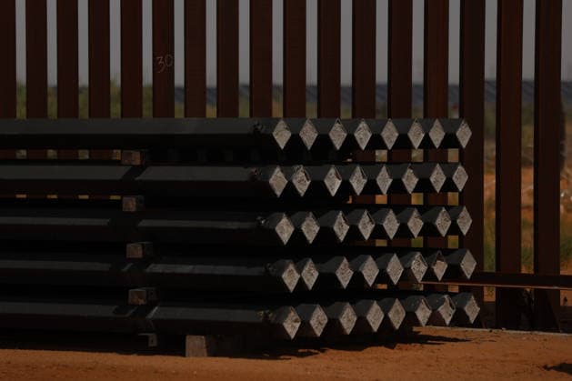 Double steel wall construction underway at U.S.-Mexico Border CIUDAD JUAREZ , MEXICO - AUGUST 6: Construction workers install a new black double-steel barrier replacing sections of the old metal fence along the U.S.-Mexico border between Santa Teresa, New Mexico, and Ciudad Juárez, Chihuahua, Mexico, on August 6, 2026. The new infrastructure is part of ongoing efforts to reinforce the border barrier system. Christian Torres Anadolu Ciudad juarez Mexico. Editorial use only. Please get in touch for any other usage.  Copyright: x2026xAnadoluxChristianxTorresx